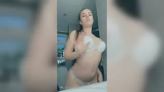 Lauren Alexis, Twerking Curvy Assets in Bathroom