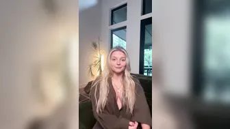 Trippie Bri, Blonde Teen in Purple Vibrator Masturbation Livestream