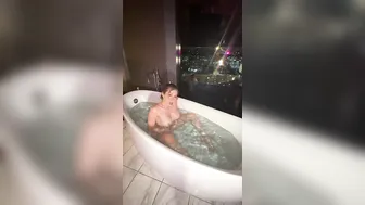 Zoeydigiacomo, Slippery Vibrator Play in Bathtub Solo