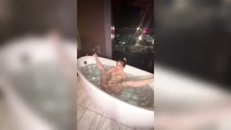 Zoeydigiacomo, Slippery Vibrator Play in Bathtub Solo