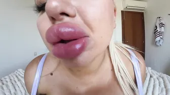 Jessy Bunny, Blonde with Enhanced Assets on Display