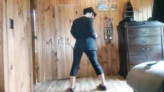 Raven Kiss, Kiss69Xo, Sweetkiss_69, Sultry MILF Strips in a Musculine Outfit