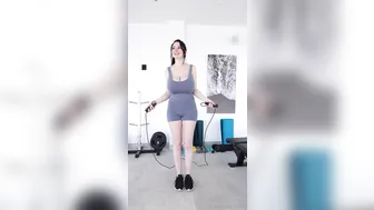 Laurine, How Many Rope Jumps Until My Boobs Pop Out