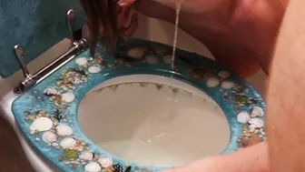 Sinthia Bee, Huge Facial and Piss Wash in Bathtub