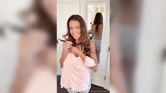 Shannon Elizabeth, American Pie Celebrity Teasing Bare Back in Mirror