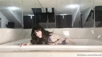 Sexyyspider, Sinforsilk, Skinny Tattooed Beauty Anal Screwing Purple Dildo in Bathtub