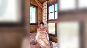 Sara Underwood, Cumming with Vibrator in Cabins