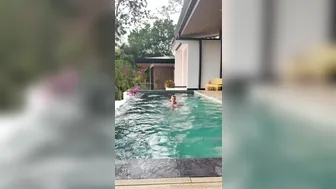 Megmariiee, Thick Beauty Blowing Huge Cock in Pool