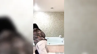 Ryan Reid, Clit Rubbing in Soapy Bathtub