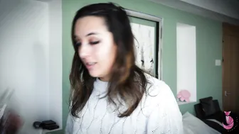 Summer Fox, Camgirl Peeing in Her Pants for Her Fans