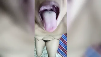 Hot Desi girl Mouth showing