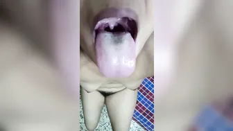Hot Desi girl Mouth showing