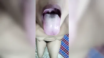 Hot Desi girl Mouth showing