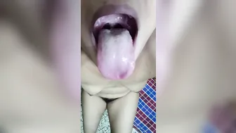 Hot Desi girl Mouth showing