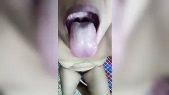 Hot Desi girl Mouth showing
