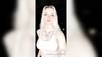 Vikkzy, Blonde Norwegian Babe Dropping Her Naked Tits