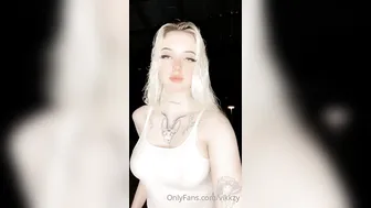 Vikkzy, Blonde Norwegian Babe Dropping Her Naked Tits