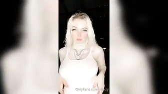 Vikkzy, Blonde Norwegian Babe Dropping Her Naked Tits