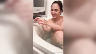Mizukawa Sumire, Sharing a big hard cock with her friend in the bathtub