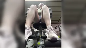 Babe Wearing Vibrator Gym Equipment Workout While Orgasm At The Same Time