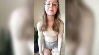 Strawberrymilk_Xoxo, Sexy Teen Showing Off Her Booty