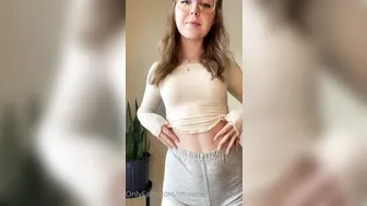 Strawberrymilk_Xoxo, Sexy Teen Showing Off Her Booty