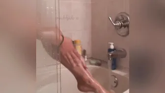 Madeofjade-Xo, Washing Up Her Wet Body In The Shower