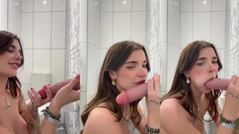 Arikytsya Unleashed: Súper Hot Deepthroating The Wall Dildo — NSFW Bomb