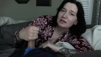 Mature BBW Gives a Relaxing Morning Handjob