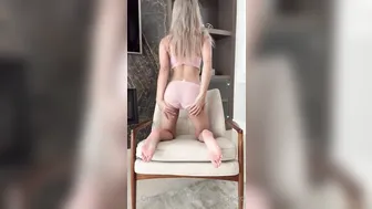 Madeofjade-Xo, Teasing Her Booty On The Couch