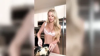 Fallonlovexo, Scarlettkissesxo, Two Hot Blondes Eating Dinner In Lingerie