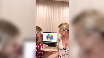 Fallonlovexo, Scarlettkissesxo, Two Hot Blondes Spinning The Wheel On Livestream