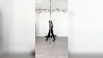 Ur2Dwaifu, Chinese Girl Pole Dancing In High Heels