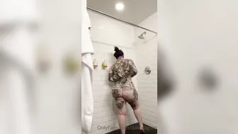 Ravengriim, Teasing Her Hot Tattooed Body In The Shower