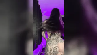 Ravengriim, Twerking Her Big Booty For Her Show