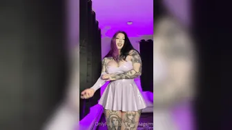 Ravengriim, Teasing Her Thick Body In A Latex Dress