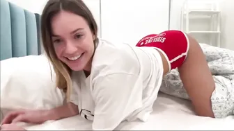 Blondemauigirl, Shaking Her Booty In Bed