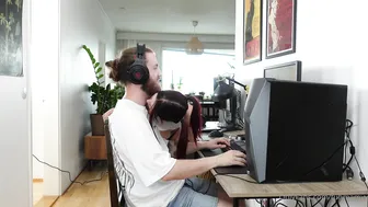 Tuhmamyy, Interrupting Her Gaming Boyfriend So He Can Dump A Facial On Her