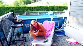 Omduharlysthardulov, Norwegian Milf Stuffing Her Cunt With Vegetables In The Backyard