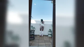Jezzi.Xo, Dildo Masturbation In The Backyard In A White Dress Until She Soaks It