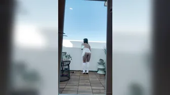 Jezzi.Xo, Dildo Masturbation In The Backyard In A White Dress Until She Soaks It