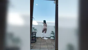 Jezzi.Xo, Dildo Masturbation In The Backyard In A White Dress Until She Soaks It