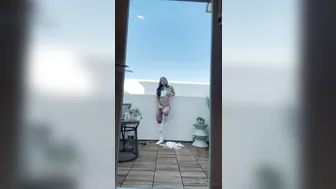 Jezzi.Xo, Dildo Masturbation In The Backyard In A White Dress Until She Soaks It