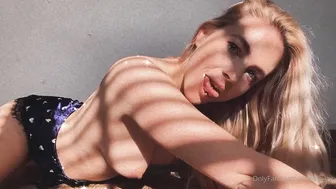 Iwantsheena, Showing Off Her Naked Tits Under Sunlight Until They Shine