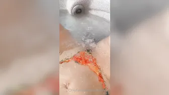 Xmimirose, Rubbing Her Pussy On The Jacuzzi Jets Until She Cums In The Water