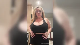 Katrina Thicc, Milf Shaking Her Ass And Huge Tits Until They Bounce Wild