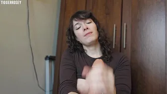 Tigger Rosey, Jerking Off A Fat Dildo Then Fucking It Until She Creams On It