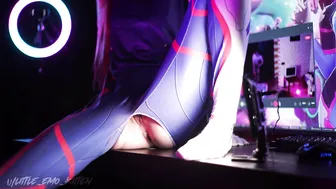 Little_Emo_Kitten, Cosplay Camgirl Creampie Fucking In A Ripped Suit Until It Leaks Through The Tear
