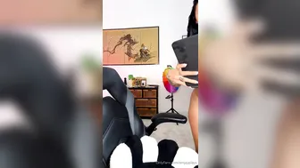 Emjayplays, Showing Off Her Fat Ass Live Until It Ripples On Stream