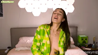 Cheekymz, Riding A Dildo And Showing Her Orgasm Face For The Camera Until She Shakes